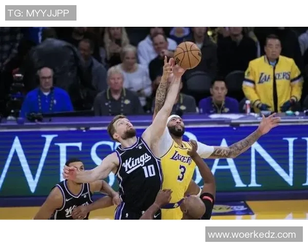 国王队与湖人队在夏季联赛中的激烈对决与精彩瞬间回顾