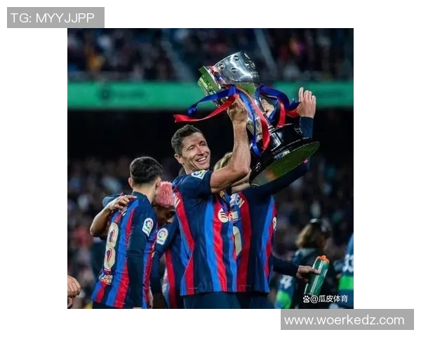 莱万状态火热欧冠赛场独占鳌头10场12球领跑射手榜