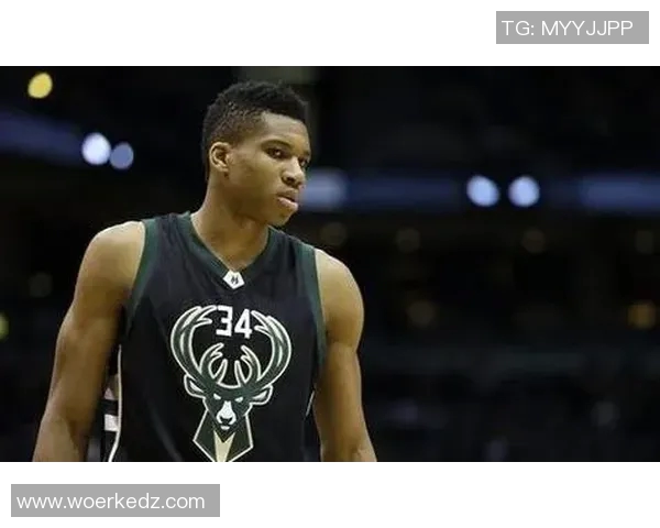 字母哥愤怒撕扯球衣雄鹿惨败后更衣室内冲突升级引发关注 字母哥愤怒撕扯球衣雄鹿惨败后更衣室内冲突升级引发关注